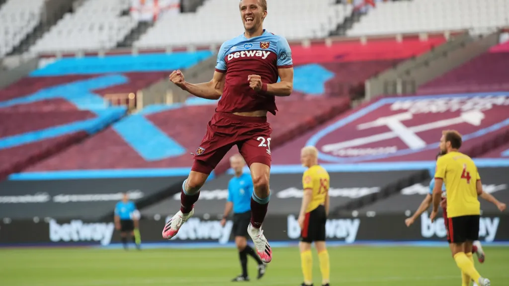 Tomáš Souček se raduje z branky