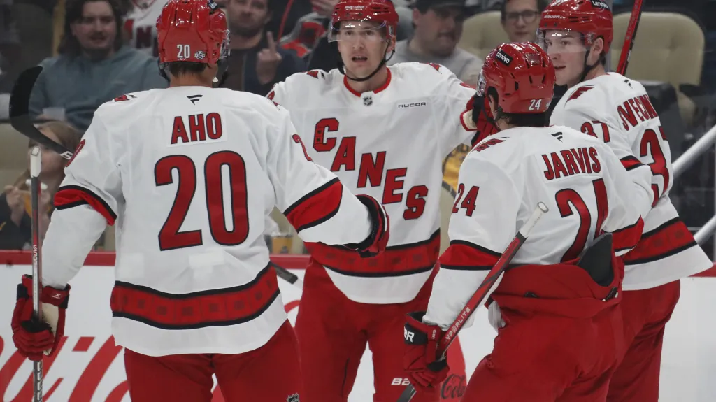 Petr Nečas oslavuje se spoluhráči