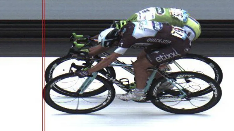 Fotofiniš mezi Trentinem a Saganem v cíli sedmé etapy