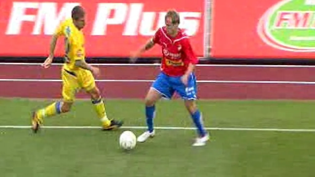 David Limberský proniká obranou Teplic