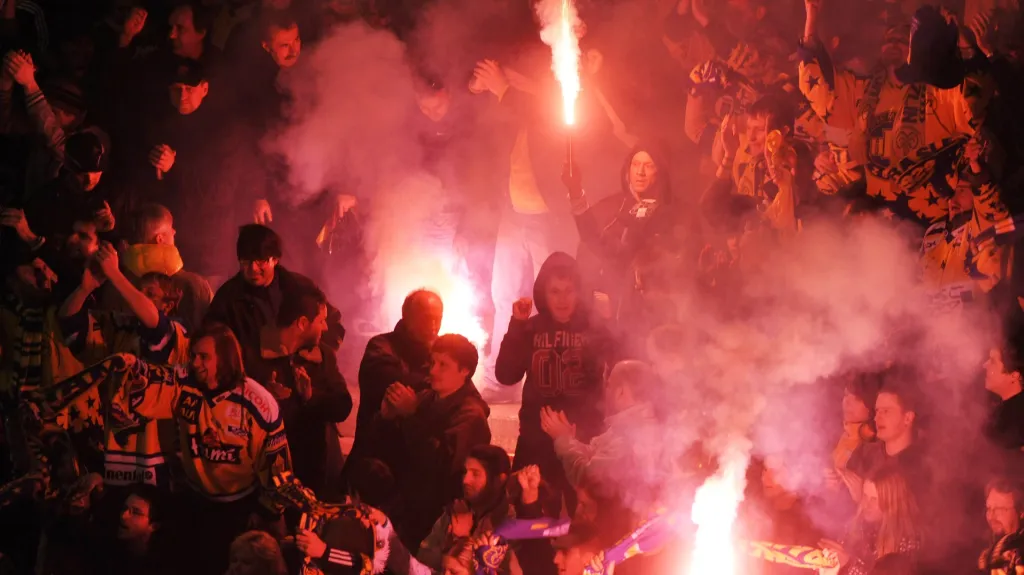 Zlínští fanoušci v zápase také slavili za pomoci pyrotechniky