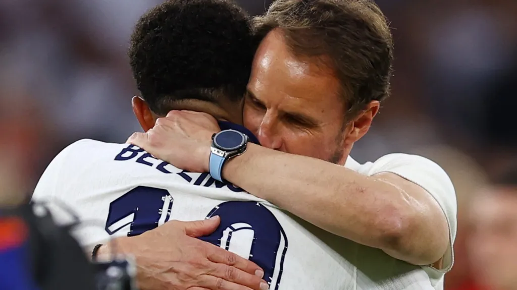 Gareth Southgate v objetí s Jude Bellinghamem