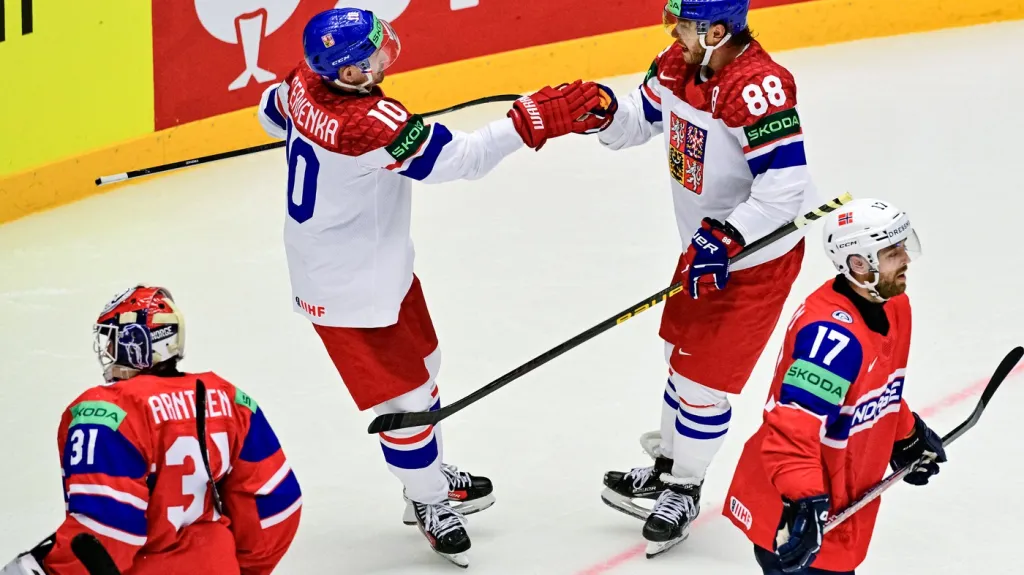 Roman Červenka se raduje s Davidem Pastrňákem proti Norsku