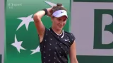Vondroušová odvrátila tři setboly a získala první set v tie-breaku