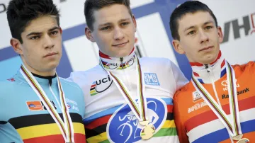 Wout van Aert (vlevo) s Mathieu van der Poelem (uprostřed) na pódiu MS v cyklokrosu (2015)
