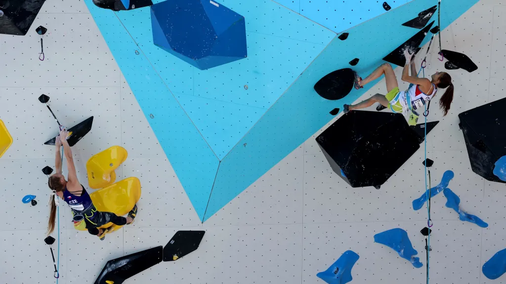 Eliška Adamovská (vlevo)