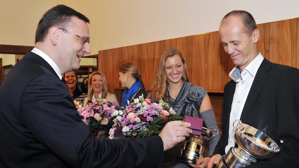 Premiér Nečas vítá Pálu s tenistkami