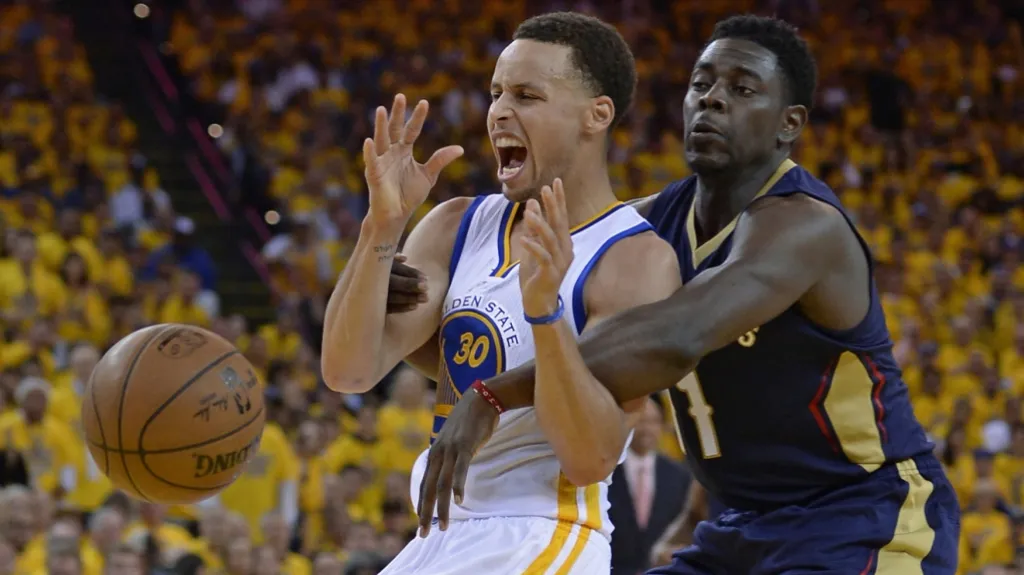 Stephen Curry (vlevo) v utkání Golden State - New Orleans 