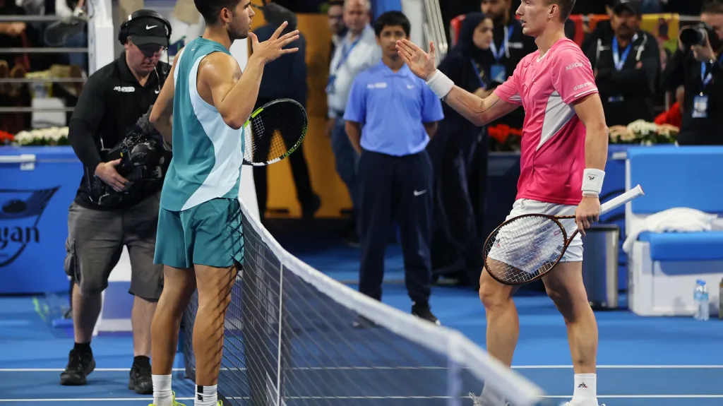 Alcaraz a Lehečka po zápase v Dubaji