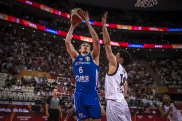 Pavel Pumprla střílí na koš v utkání mistrovství světa