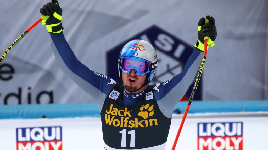 Dominik Paris slaví výhru ve sjezdu v Bormiu
