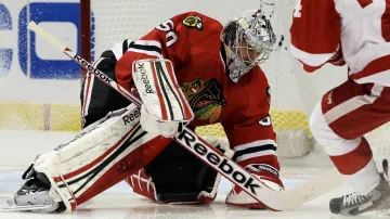Brankář Chicaga Corey Crawford