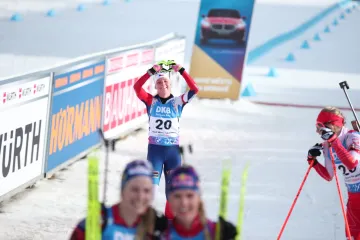 Markéta Davidová v cíli závodu s hromadným startem na MS