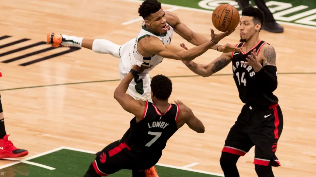 Giannis Antetokounmpo se nebojí střílet ze všech pozic