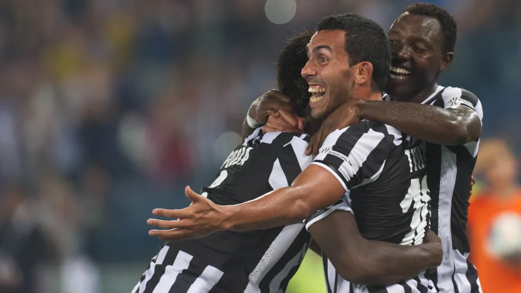 Slavící hráči Juventusu (uprostřed Carlos Tévez)