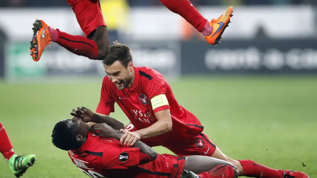 Hráči Midtjyllandu slaví druhý gól do sítě Manchesteru United