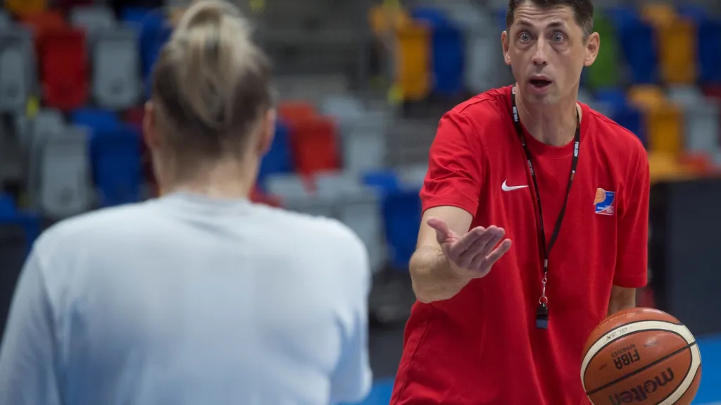 Trenér českých basketbalistek Štefan Svitek