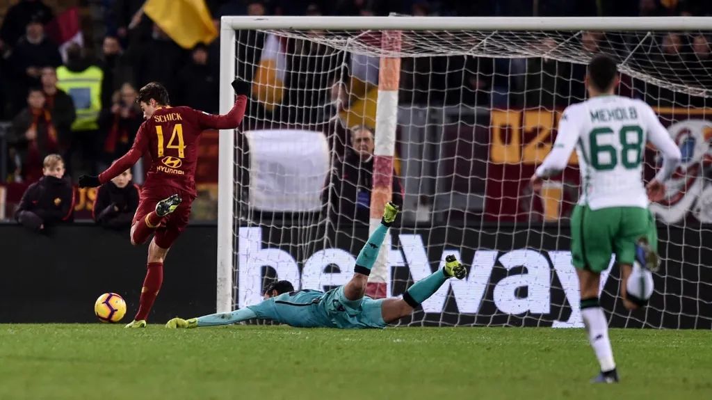 Patrik Schick z AS Řím střílí gól do sítě Sassuola