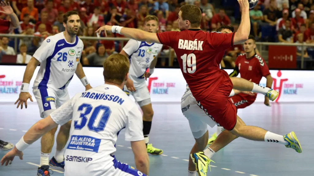 Český reprezentant Jana Babák v utkání proti Islandu