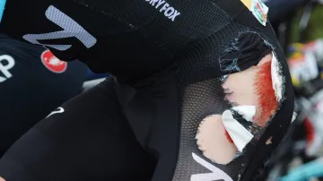 Sedřený bok Chrise Frooma ve čtvrté etapě Tour