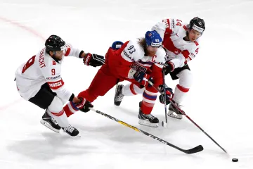 Jakub Voráček v obklíčení švýcarských hráčů