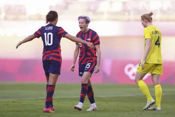 Megan Rapinoeová a Carli Lloydová z USA oslavují gól