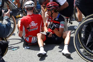 Richie Porte (vpravo) a Jens Keukeleire po pádu