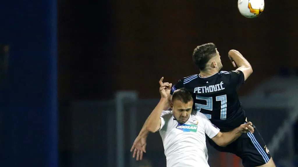 Stoper Plzně Luděk Pernica v souboji s Bruno Petkovičem z Dinama Záhřebu