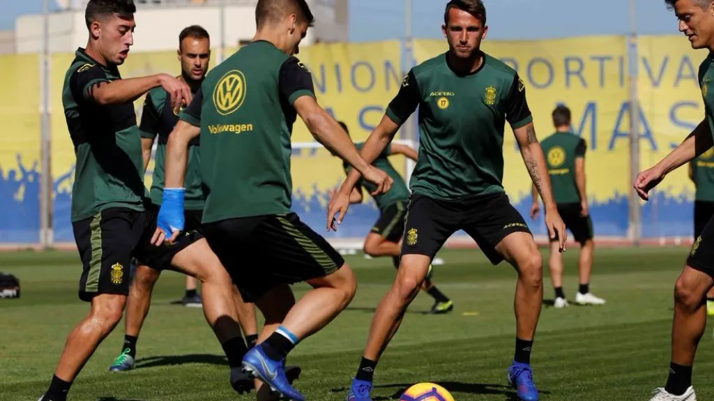 Tomáš Pekhart sleduje akci na tréninku Las Palmas