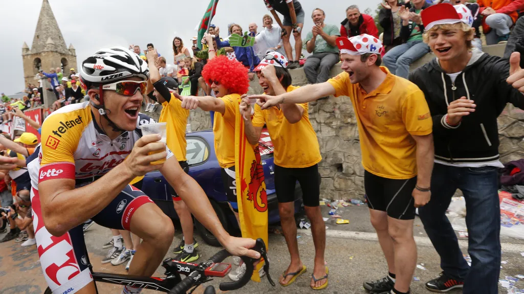 Alpe d'Huez v případě, kdy člověk nemusí spěchat. Adam Hansen si s fanoušky i připil pivem