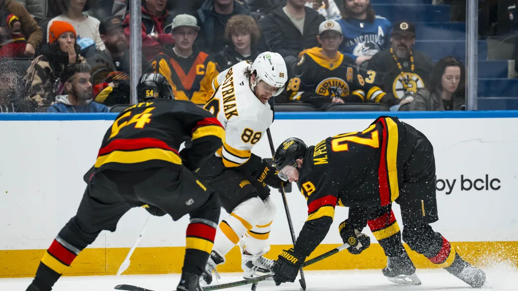 David Pastrňák v utkání s Vancouverem