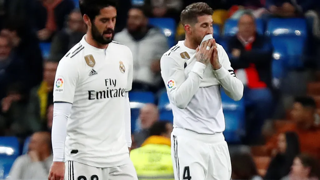 Zklamaní Isco (vlevo) Sergio Ramos z Realu Madrid