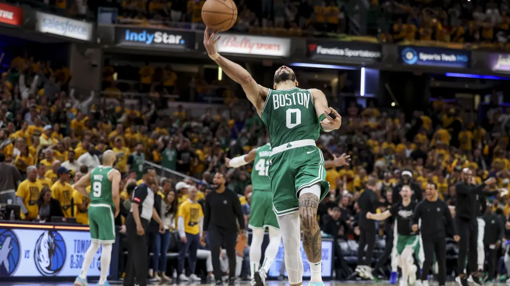Jayson Tatum z Bostonu se raduje z postupu do finále NBA