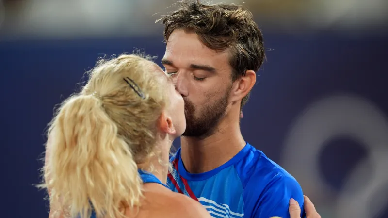 Zlatá olympijská pusa Kateřiny Siniakové s Tomášem Macháčem