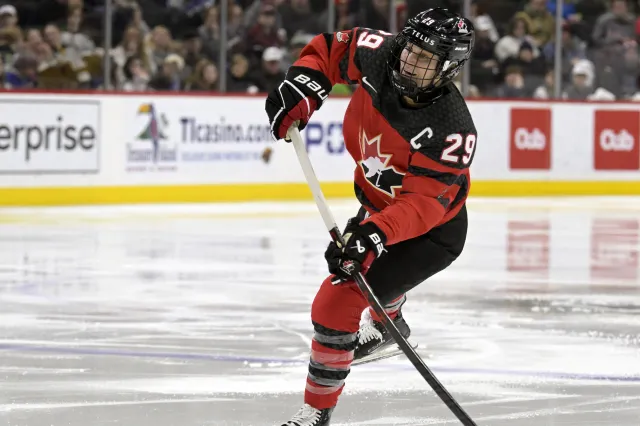 Nejlepší hokejistkou sezony je Poulinová, Pastrňák je v mužské finálové šestici