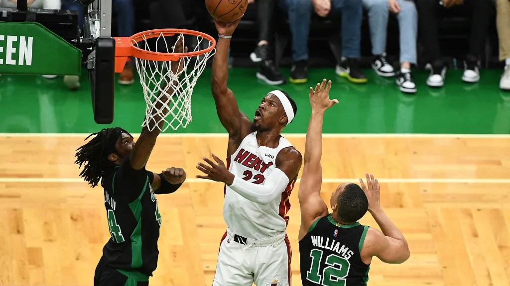 Jimmy Butler z Miami střílí na koš v utkání NBA v Bostonu