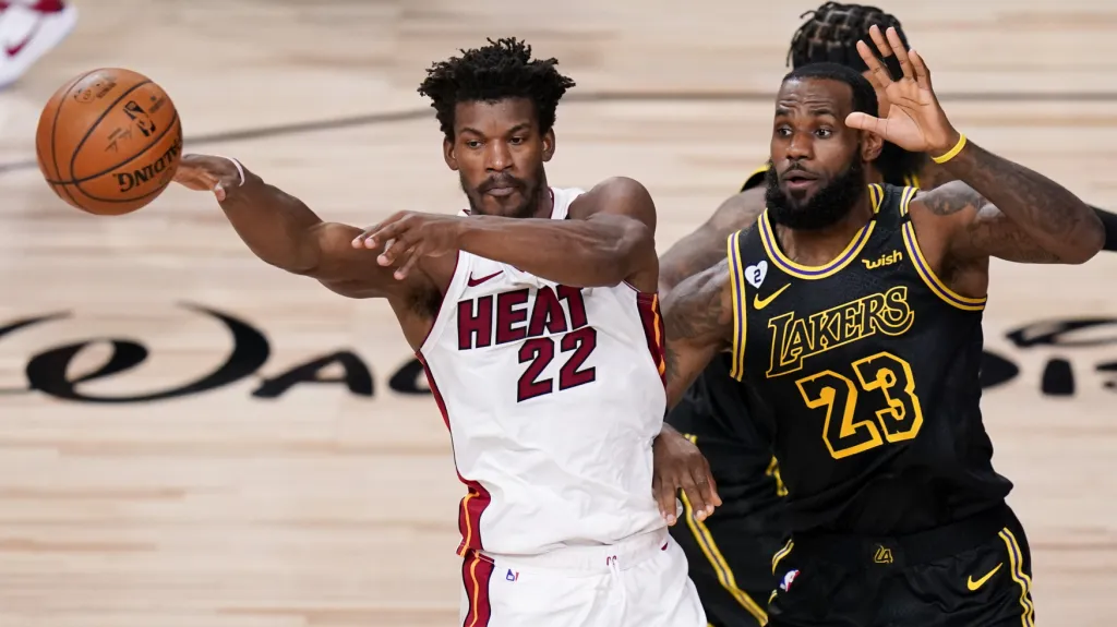 Hvězda Miami Jimmy Butler proti hvězdě Lakers LeBronu Jamesovi