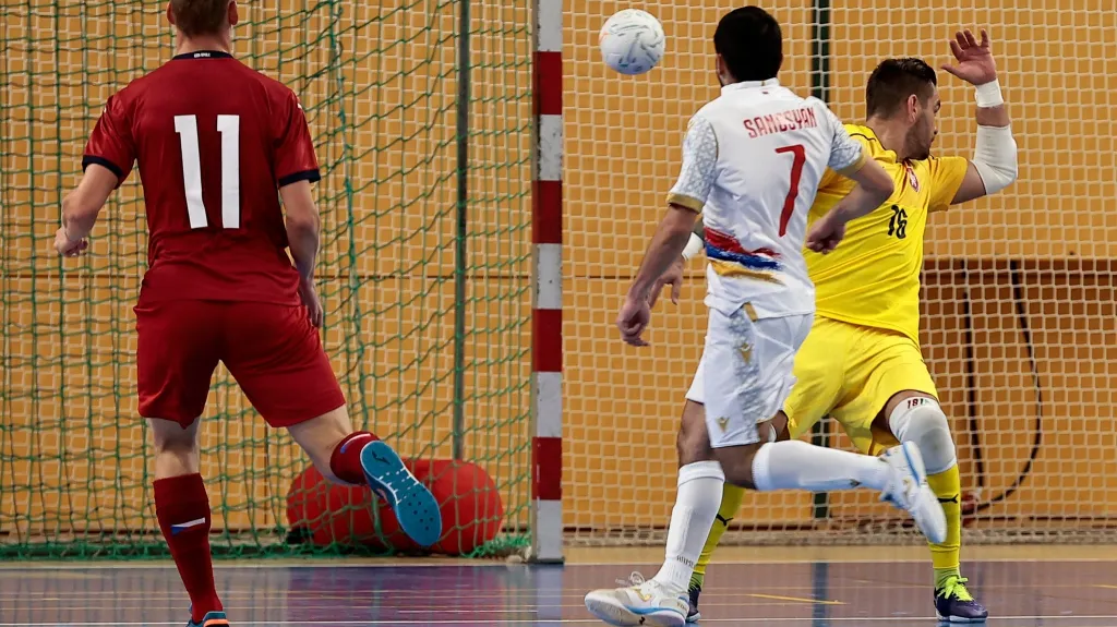 Vladimir Sanosjan z Arménie překonává Ondřeje Vahalu