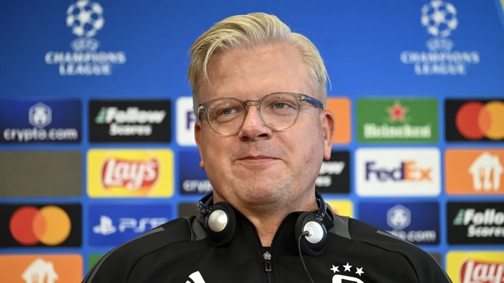 Trenér Sparty Lars Friis na tiskové konferenci