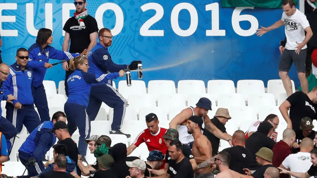 Střety s maďarskými fanoušky před zápasem s Islandem