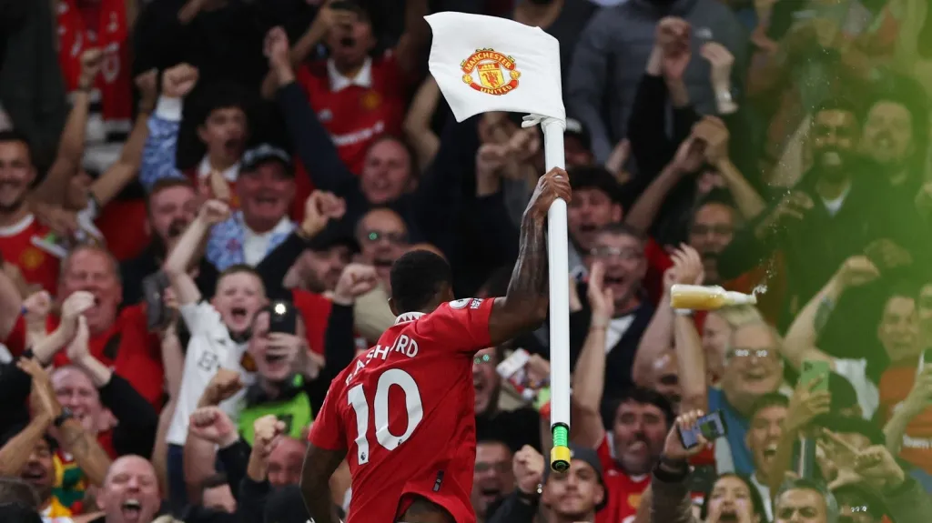 Marcus Rashford slaví vítězný gól proti Liverpoolu
