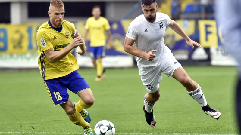 Tomáš Wágner (vpravo) v utkání proti Zlínu