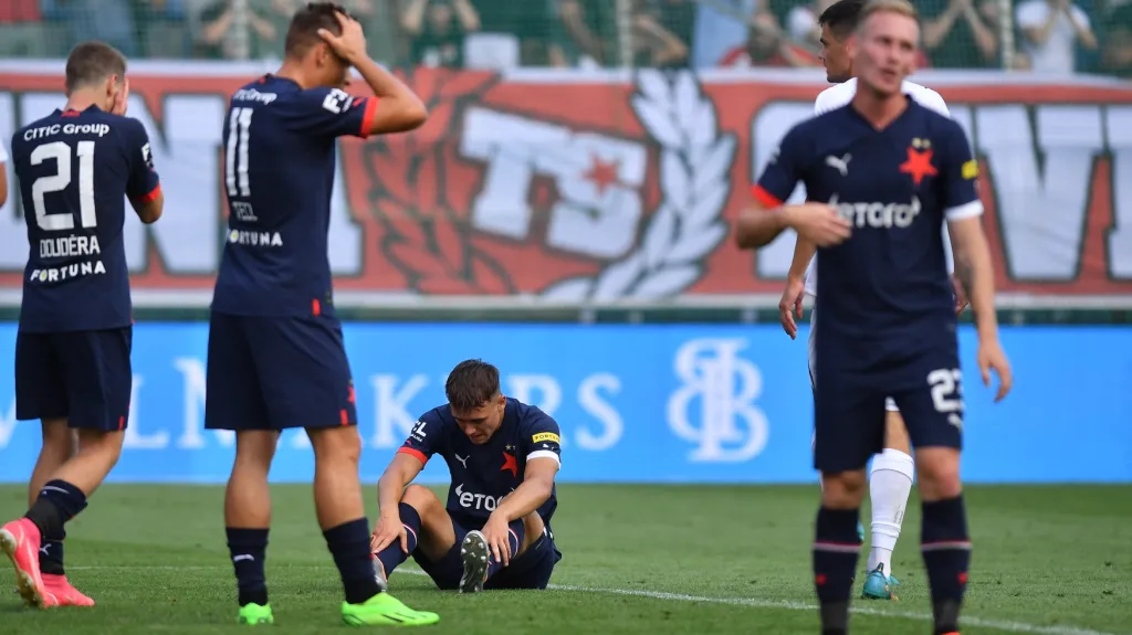 Zklamaní fotbalisté Slavie po porážce s Hradcem Králové