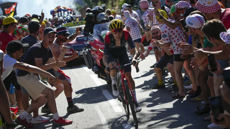 Thomas Pidcock při výjezdu na Alpe d'Huez