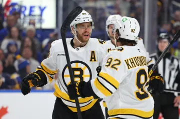 David Pastrňák (vlevo)