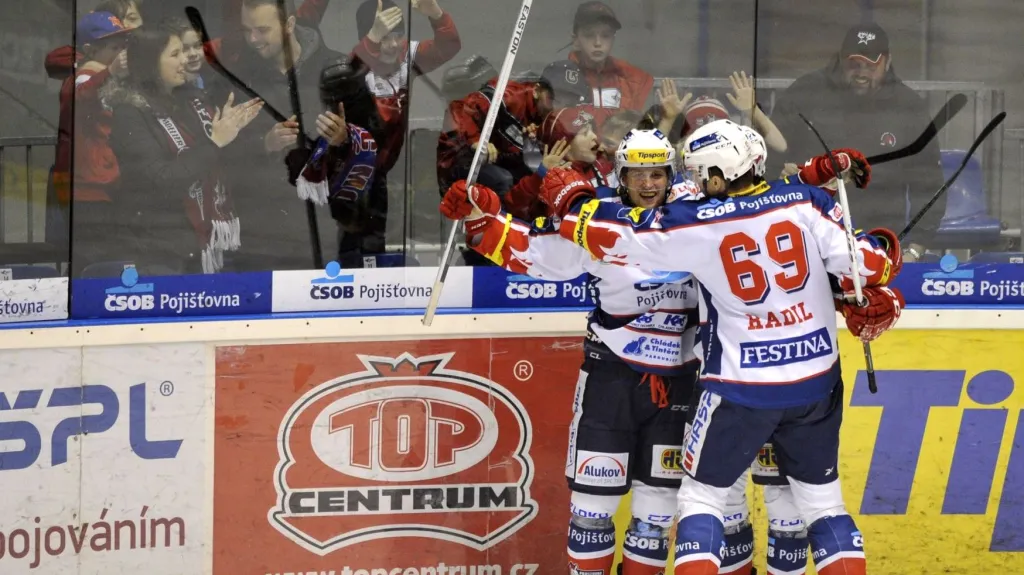 Pardubičtí hokejisté se radují z branky