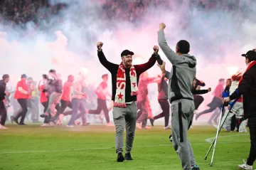 Fanoušci vtrhli na hřiště a zranili dva hráče, derby Slavia – Sparta se nedohrálo