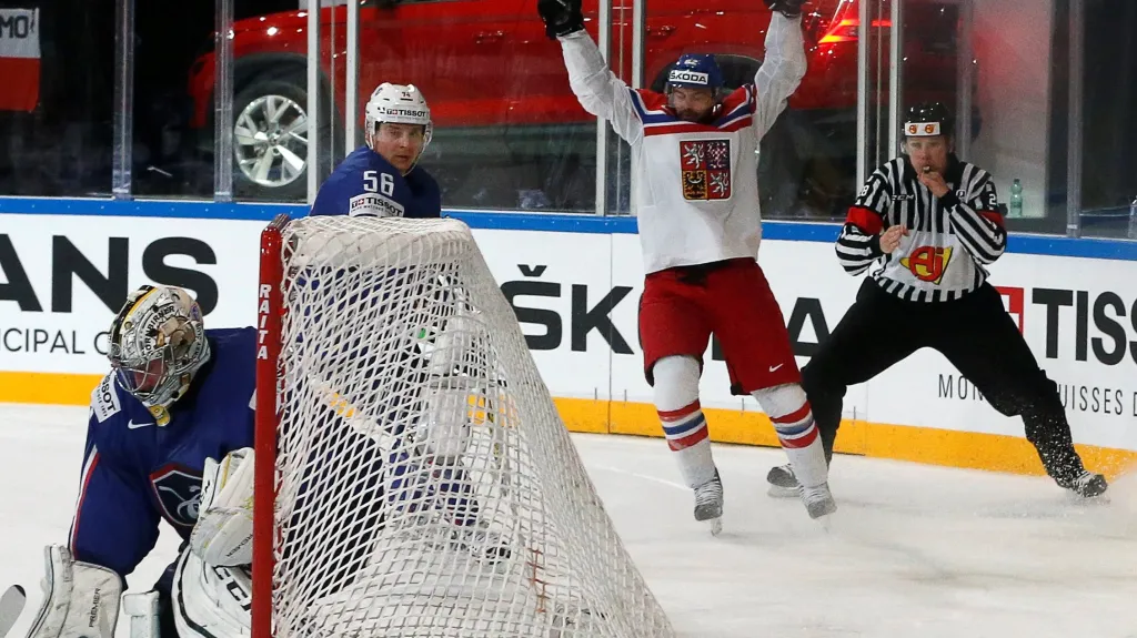 Michal Řepík se raduje z gólu v síti Francie