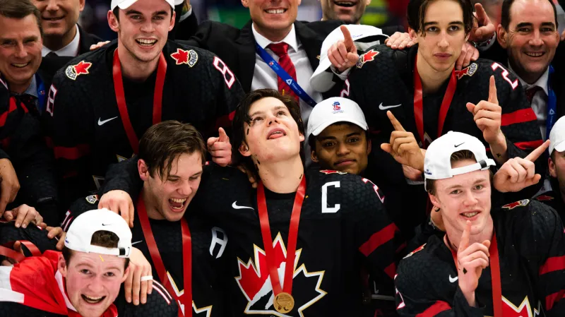 Kapitán Barrett Hayton vzhlíží nahoru. K hokejovému bohu, jehož Kanaďané zmiňovali