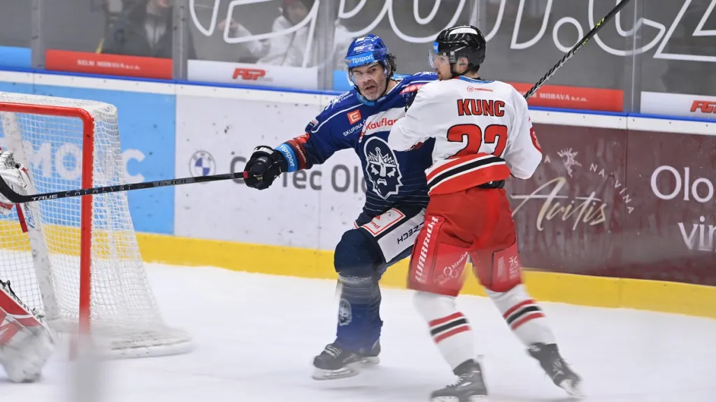 Michal Kunc z Olomouce se přetlačuje s kladenským Jaromírem Jágrem